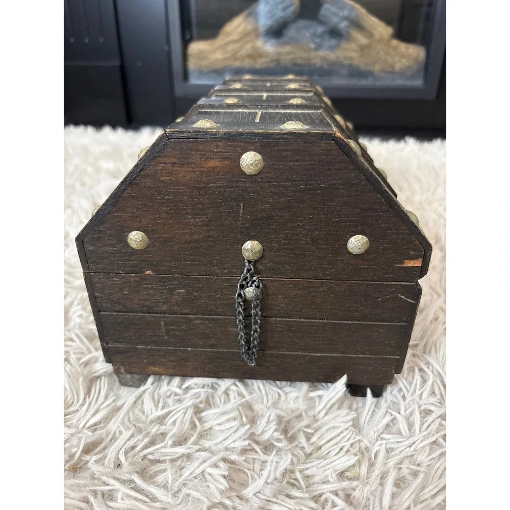 Vintage‎ Wooden Treasure Chest Jewelry Box Lion Head Hardware Red Velvet Lining
